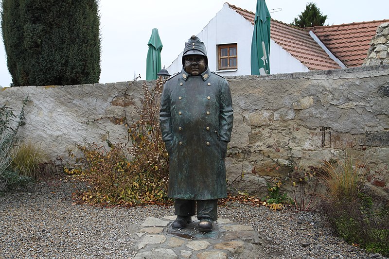 800px-Statue_of_Josef_Švejk_in_Putim_in_2014_(1)[1].JPG