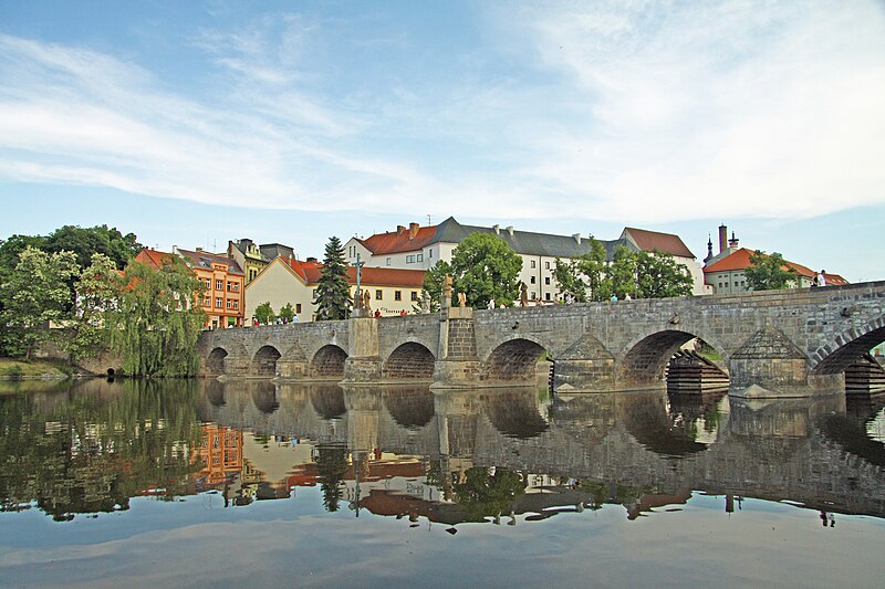 800px-Stone_Bridge_in_Pisek_in_2011[1].JPG